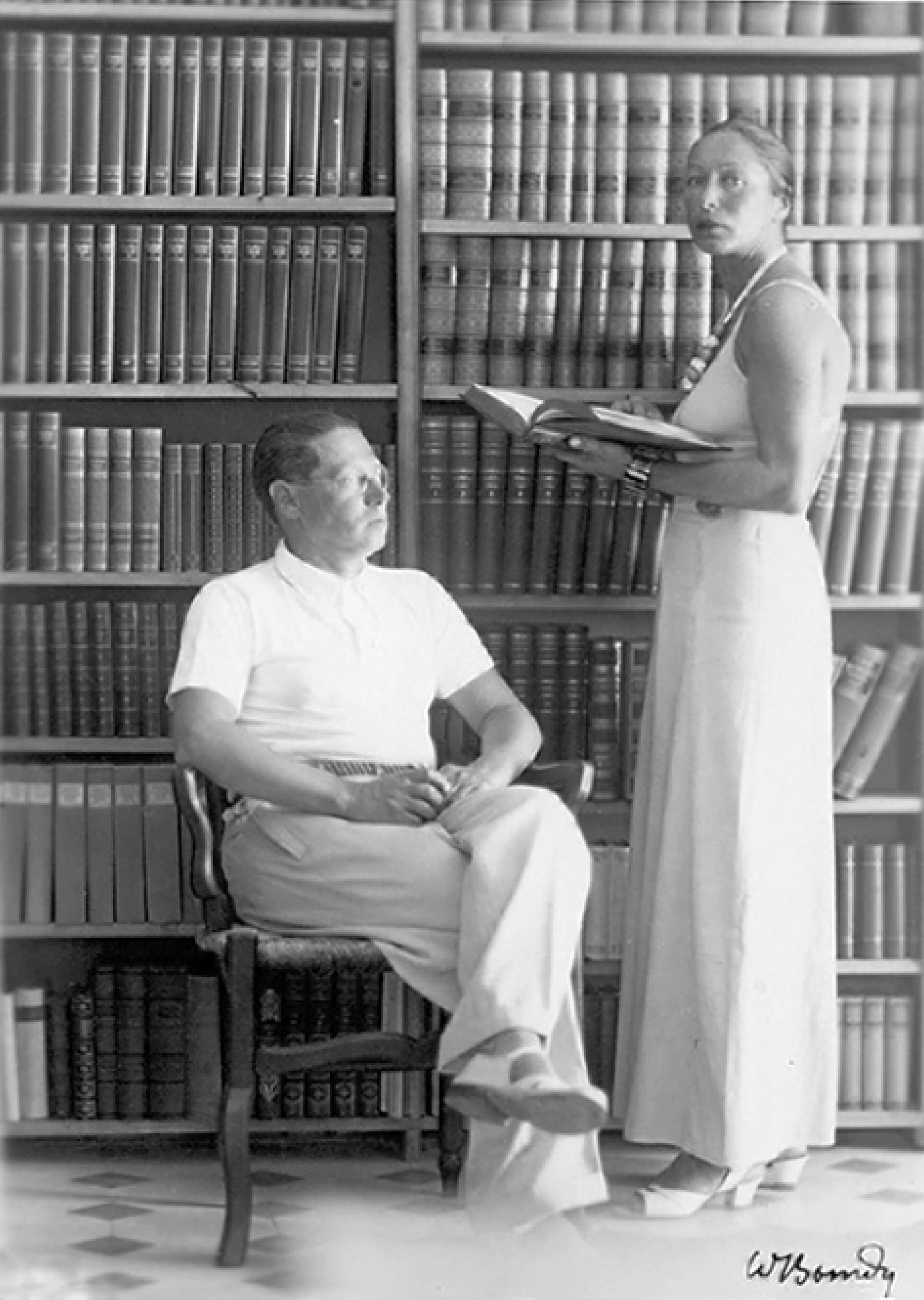 Lion und Marta Feuchtwanger in ihrer Bibliothek in der Villa Valmer, Sanary-sur-Mer 1934 (Foto: Walter Bondy)