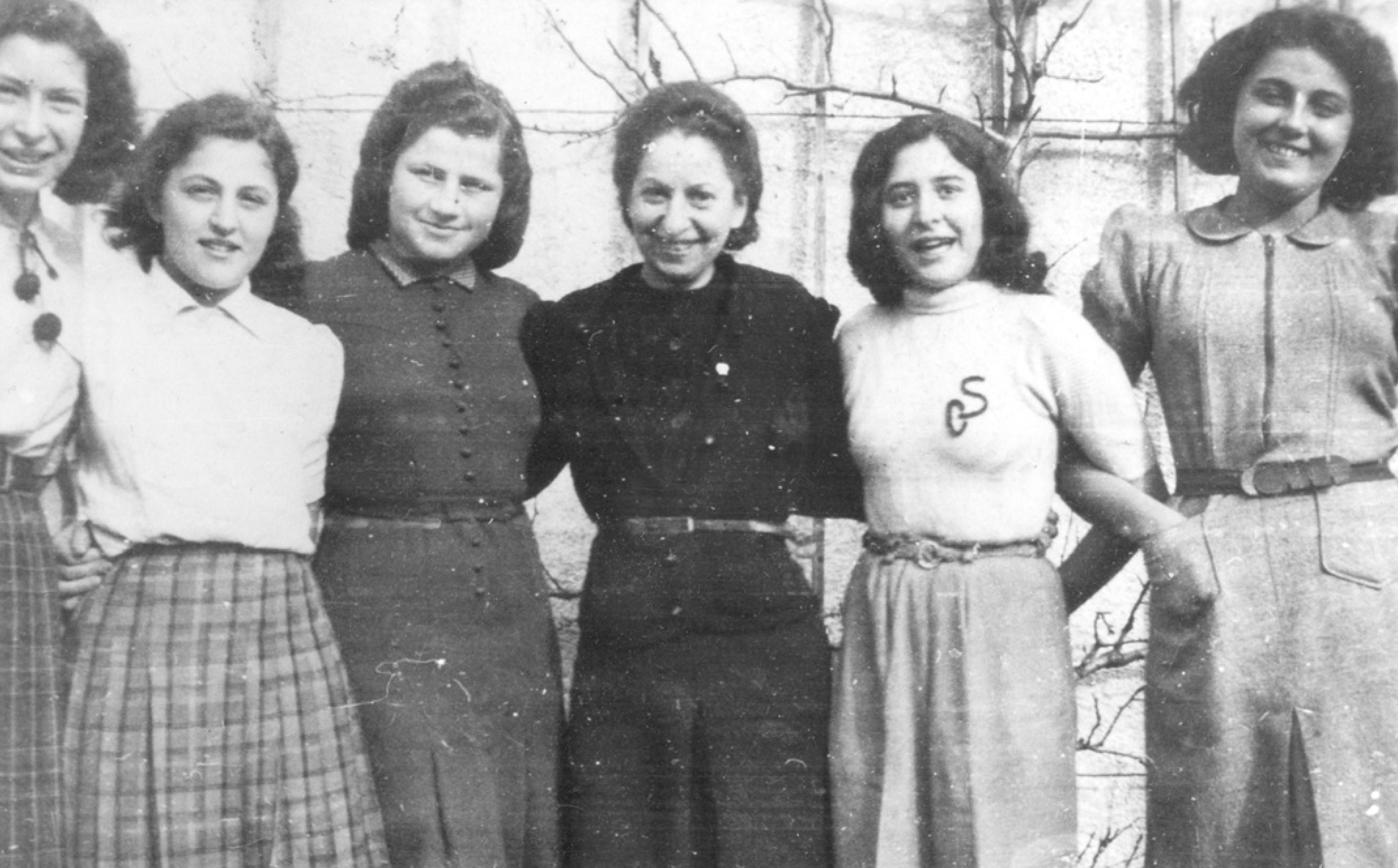 Von links nach rechts: Ilse Nußbaum, Margot Schwalb, Dora Schmidt, Olga Nußbaum, Clara Schwalb und Judith Hirsch im Lager Berg am Laim (1942)