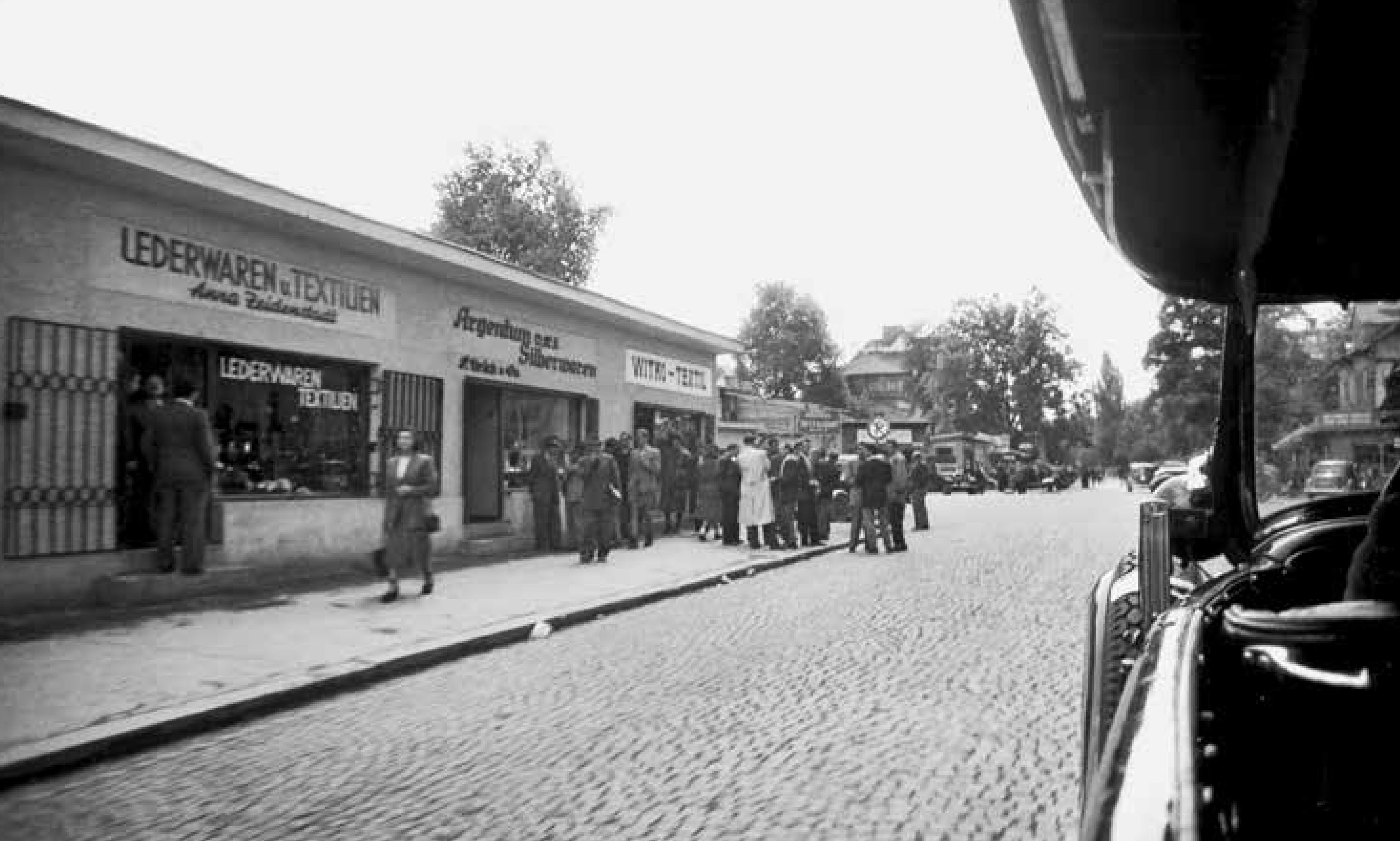 Geschäfte in der Möhlstraße, aus einem Polizeiauto aufgenommen am 30. Juni 1949